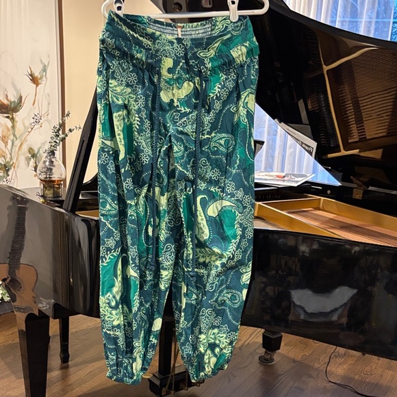 Free People Teal and Green paisley print Wide Leg balloon Pants size small - Picture 2 of 6